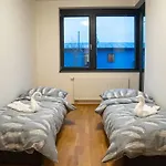 Modern Apt With Own Parking
