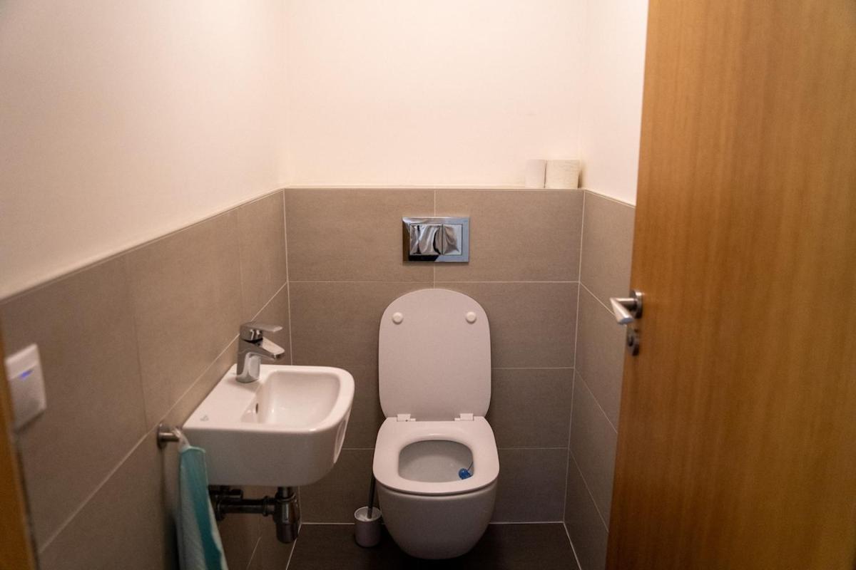 Modern With Own Parking Appartamento Praga